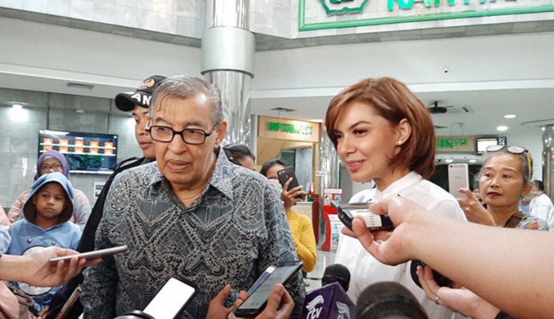 Tokoh agama Quraish Shihab dan putrinya Najwa Shihab usai menjenguk Presiden ketiga RI, BJ Habibie di RSPAD Gatot Subroto, Jakarta, Rabu (11/9). - JPNN.com