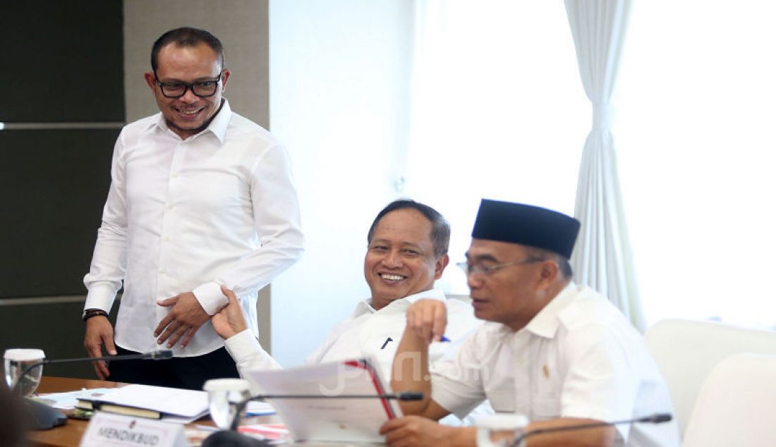 Menaker Hanif Dhakiri berbincang dengan Menristekdikti Mohamad Nasir dan Mendikbud Muhadjir Effendy disela rakor LPDP, Jakarta, Senin (9/9). - JPNN.com