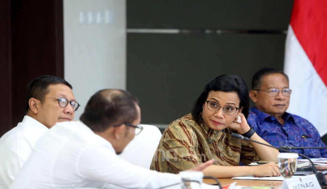 Menkeu Sri Mulyani berbincang dengan Menaker Hanif Dhakiri dan Menag Lukman Hakim Saifuddin disela rakor LPDP, Jakarta, Senin (9/9). - JPNN.com