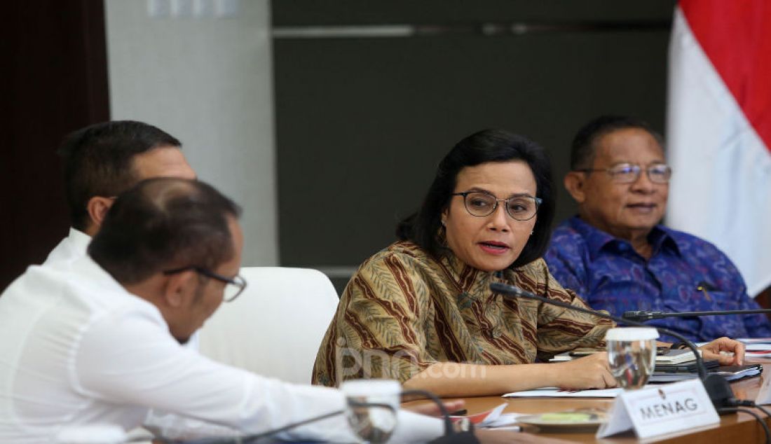 Menkeu Sri Mulyani berbincang dengan Menaker Hanif Dhakiri dan Menag Lukman Hakim Saifuddin disela rakor LPDP, Jakarta, Senin (9/9). - JPNN.com