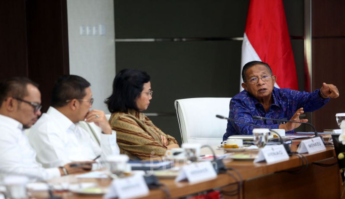 Menko Perekonomian Darmin Nasution berbincang dengan Menkeu Sri Mulyani, Menaker Hanif Dhakiri dan Menag Lukman Hakim Saifuddin disela rakor LPDP, Jakarta, Senin (9/9). - JPNN.com