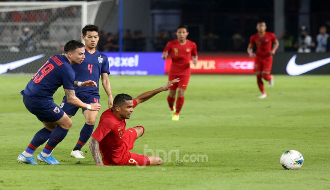 Pemain Indonesia Alberto Goncalves terjatuh pada Kualifikasi Piala Dunia 2022 putaran kedua antara Indonesia vs Thailand di Stadion Utama Gelora Bung Karno, Jakarta, Selasa (10/9).Indonesia kalah atas Thailand dengan skor 0-3 - JPNN.com