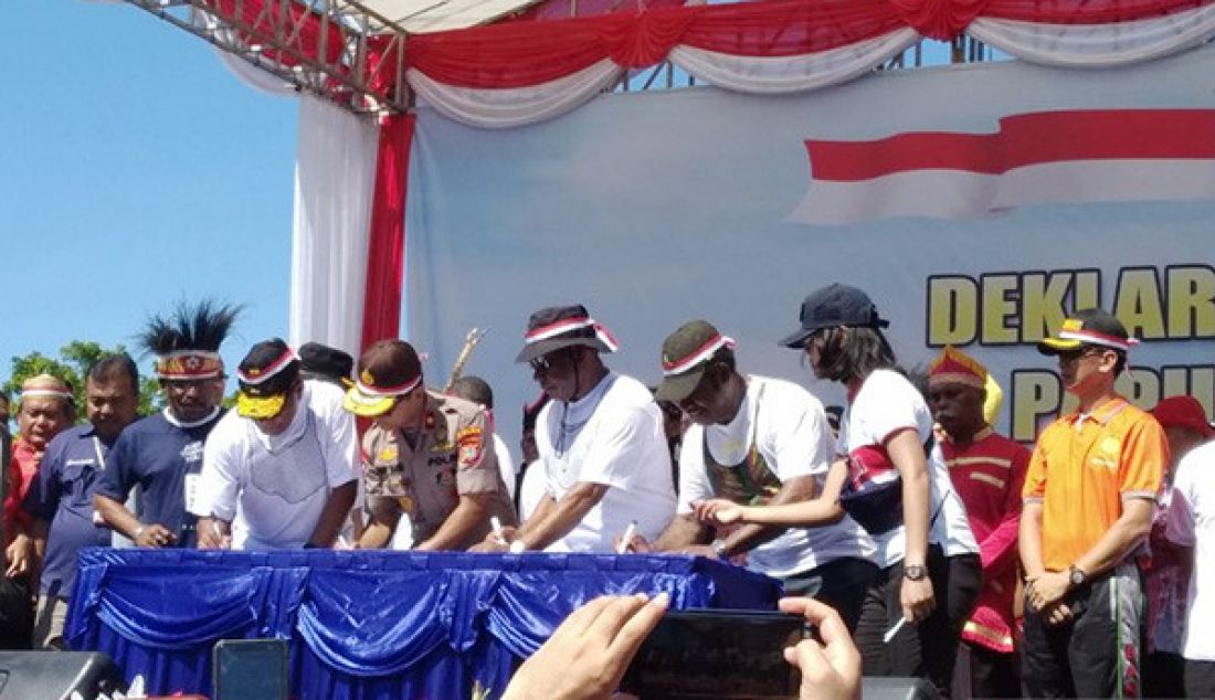 Para pejabat Papua Barat dan Forkopimda menandatangani Deklarasi Damai di Lapangan Borarsi, Kabupaten Manokwari, Papua Barat, Rabu (11/9) - JPNN.com