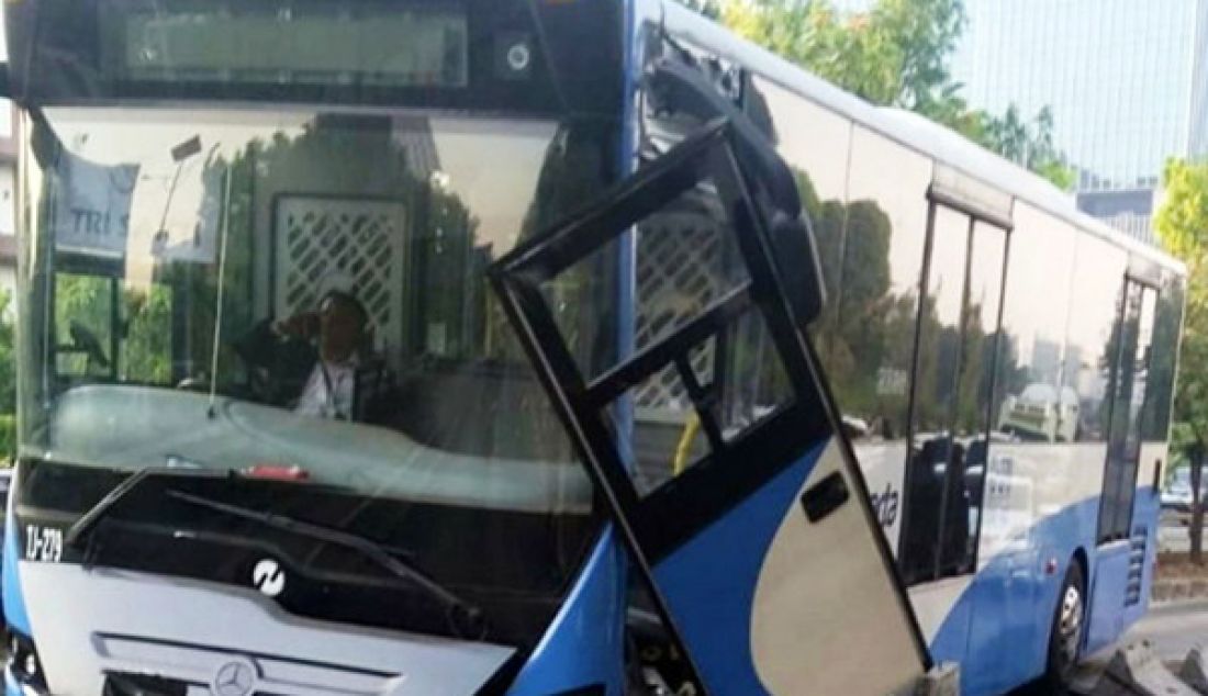 Bus TransJakarta nopol B-7088-TGC menabrak separator di depan Wisma Bisnis Jalan S Parman Jakarta Barat, Rabu (11/9). Akun resmi Twitter dan Instagram @TMCPoldaMetro menginformasikan kecelakaan terjadi pukul 06.36 WIB. - JPNN.com