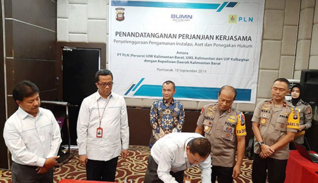 Penandatanganan kerjasama pengamanan instalasi dan aset (Humas PLN Kalbar). Kerjasama antara PLN dan Kepolisian ini untuk mengamankan aset milik PLN. - JPNN.com