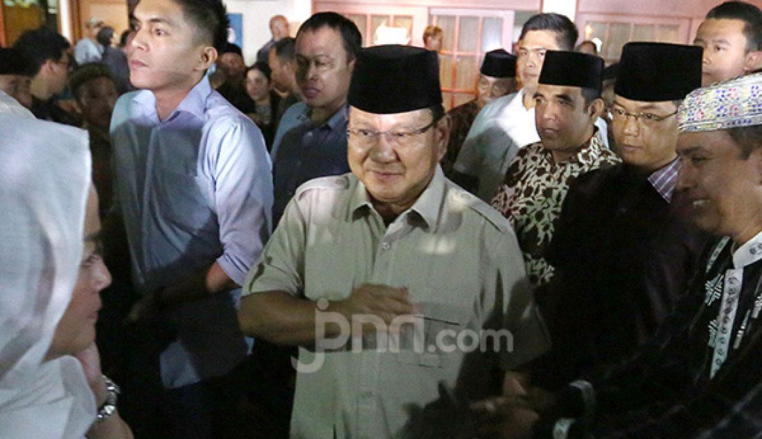 Ketua Umum Partai Gerindra Prabowo Subianto usai melayat almarhum almarhum Presiden ke-3 RI, BJ Habibie saat tiba di Rumah Duka, Patra Kuningan, Jakarta, Rabu (11/9). - JPNN.com