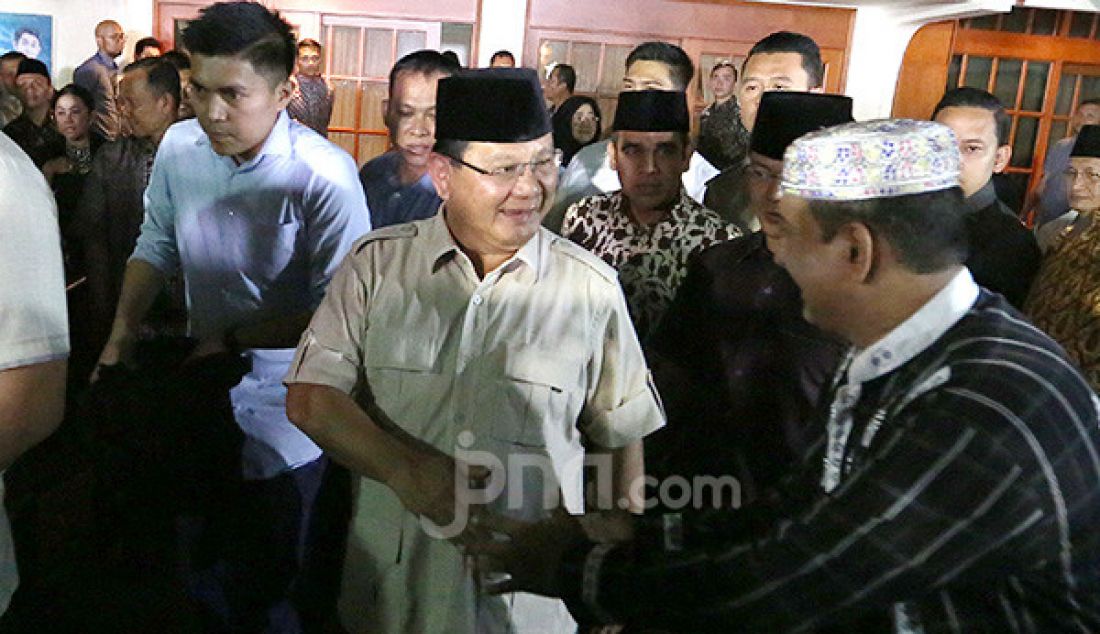 Ketua Umum Partai Gerindra Prabowo Subianto usai melayat almarhum almarhum Presiden ke-3 RI, BJ Habibie saat tiba di Rumah Duka, Patra Kuningan, Jakarta, Rabu (11/9). - JPNN.com