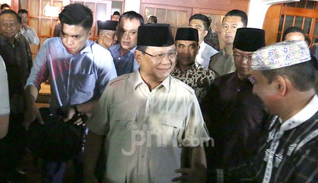 Ketua Umum Partai Gerindra Prabowo Subianto usai melayat almarhum almarhum Presiden ke-3 RI, BJ Habibie saat tiba di Rumah Duka, Patra Kuningan, Jakarta, Rabu (11/9). - JPNN.com