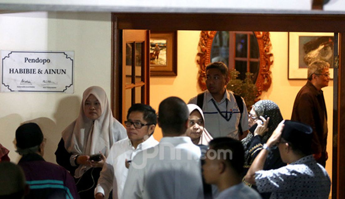 Suasana kediaman almarhum Presiden ke-3 RI, BJ Habibie, Patra Kuningan, Jakarta, Rabu (11/9). BJ Habibie meninggal dunia setelah menjalani perawatan di RSPAD. - JPNN.com