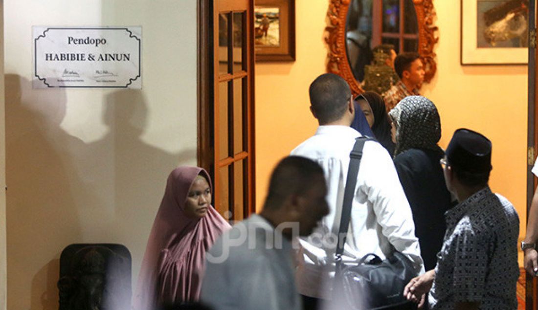 Suasana kediaman almarhum Presiden ke-3 RI, BJ Habibie, Patra Kuningan, Jakarta, Rabu (11/9). BJ Habibie meninggal dunia setelah menjalani perawatan di RSPAD. - JPNN.com