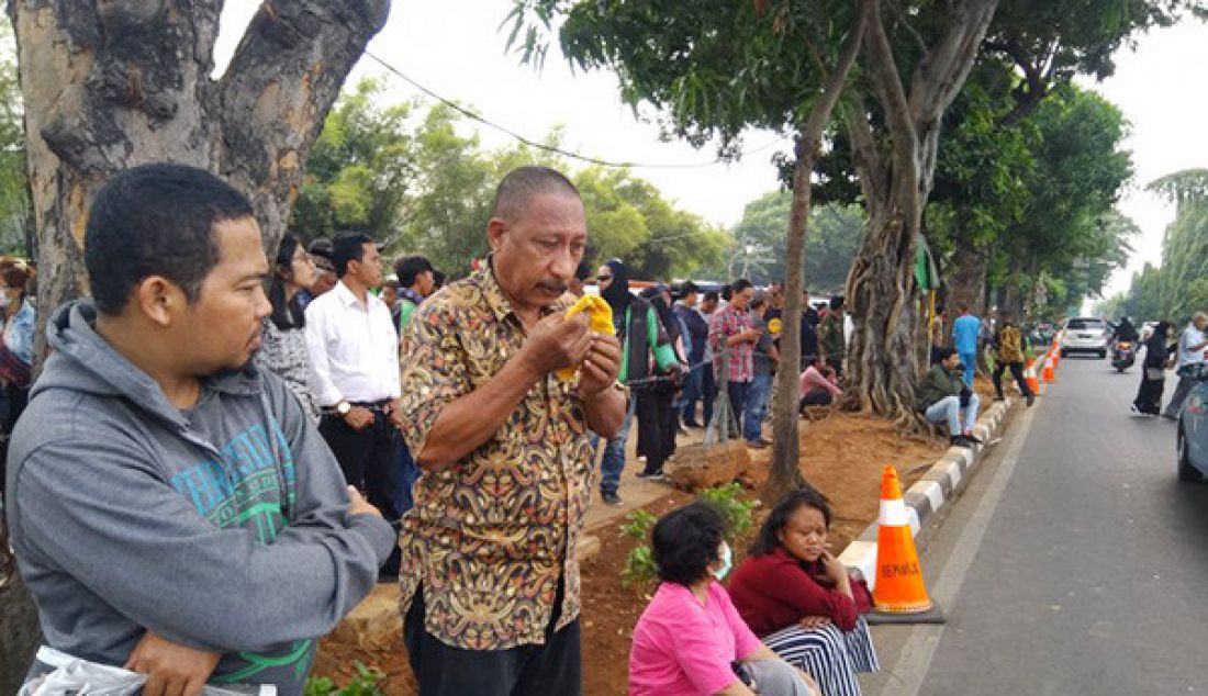 Sejumlah warga memadati Taman Makam Pahlawan Nasional Utama (TMPNU) Kalibata melihat dari jauh persiapan pemakaman Presiden ketiga RI BJ Habibie, Kamis (12/9) - JPNN.com