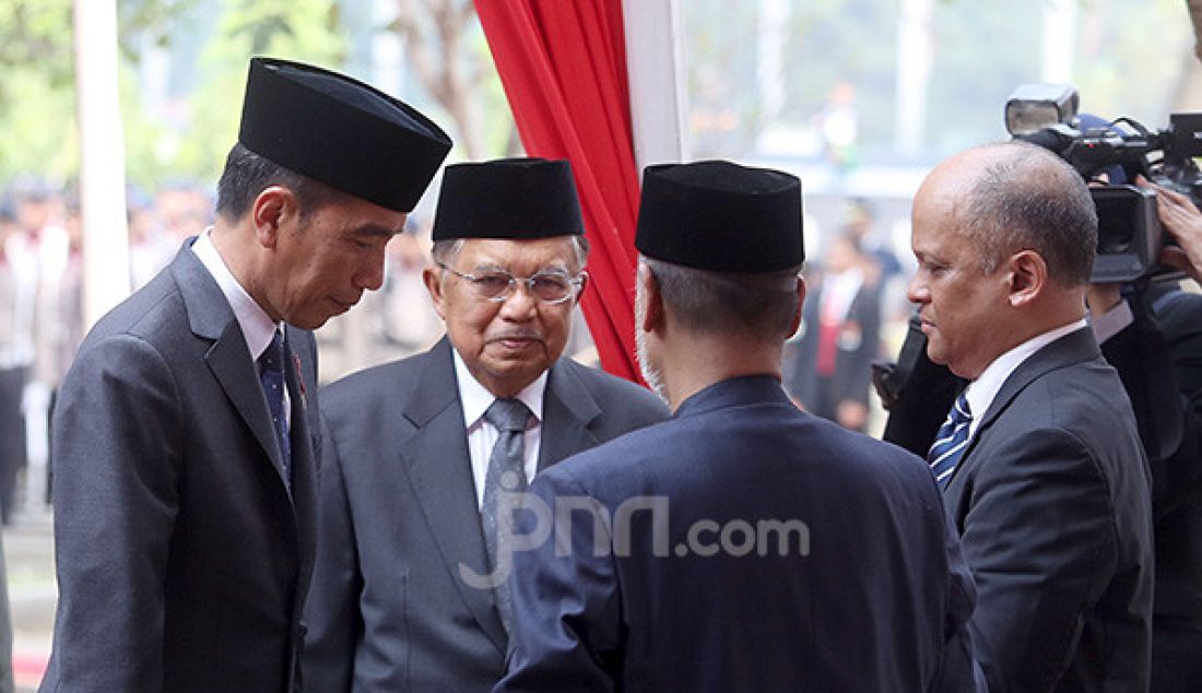 Presiden Joko Widodo menjadi Inspektur Upacara pemakaman almarhum Presiden ke-3 RI, BJ Habibie di TMP Kalibata, Jakarta, Kamis (12/9). - JPNN.com