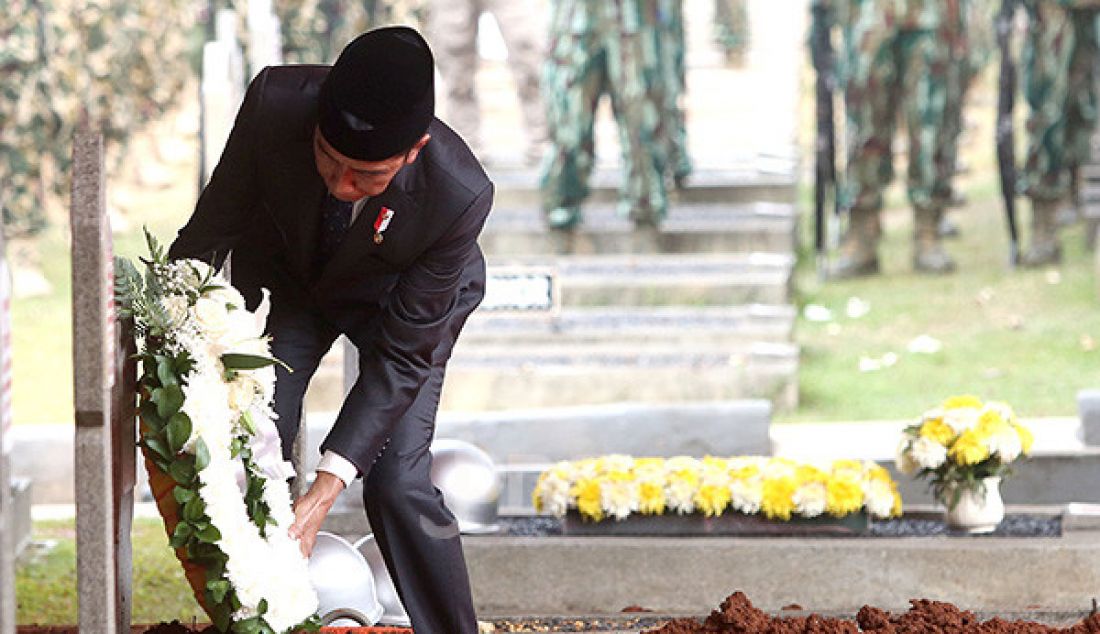 Presiden Joko Widodo menjadi Inspektur Upacara pemakaman almarhum Presiden ke-3 RI, BJ Habibie di TMP Kalibata, Jakarta, Kamis (12/9). - JPNN.com