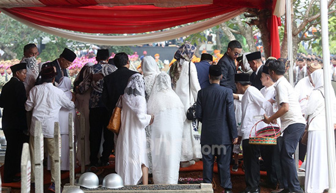 Keluarga Almarhum BJ Habibie saat mengikuti pemakaman almarhum Presiden ke-3 RI, BJ Habibie di TMP Kalibata, Jakarta, Kamis (12/9). - JPNN.com