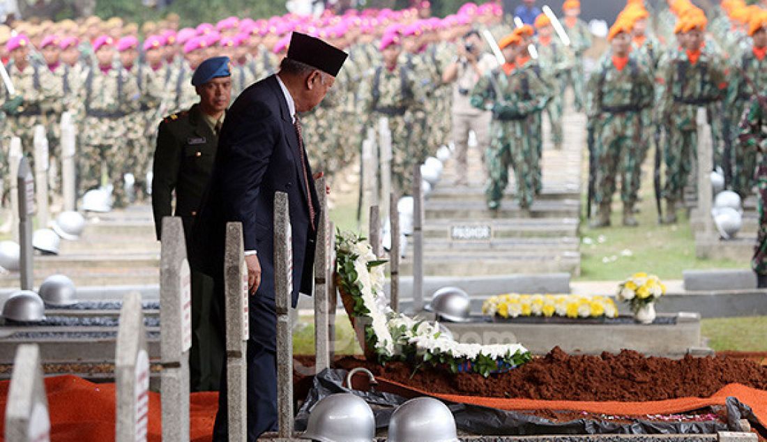 Keluarga Almarhum BJ Habibie saat mengikuti pemakaman almarhum Presiden ke-3 RI, BJ Habibie di TMP Kalibata, Jakarta, Kamis (12/9). - JPNN.com