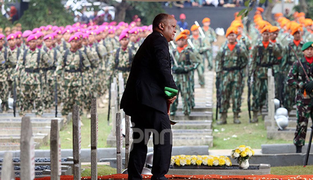 Keluarga Almarhum BJ Habibie saat mengikuti pemakaman almarhum Presiden ke-3 RI, BJ Habibie di TMP Kalibata, Jakarta, Kamis (12/9). - JPNN.com