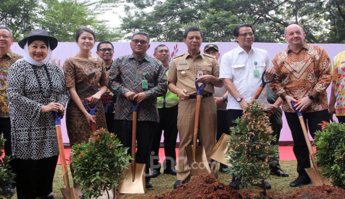 The St. Moritz Penthouses & Residences mendukung program penghijauan di wilayah Jakarta, dengan melakukan penanaman pohon sebanyak lebih dari 2074 pohon di area seluas 800 meter persegi. - JPNN.com