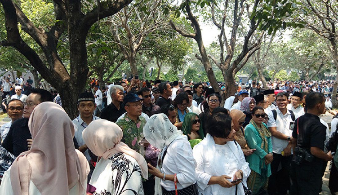 Ribuan orang turut memadati TMP Kalibata, Jakarta Selatan, Kamis (12/9) siang untuk menyaksikan pemakaman Presiden ke 3 Indonesia, Alm. BJ Habibie. - JPNN.com
