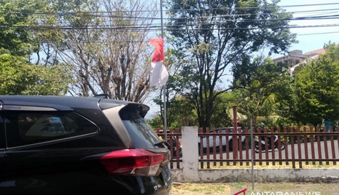 Bendera Merah Putih dikibarkan setengah tiang di permukiman dan perkantoran di Kota Manado, Kamis (12/9). Bendera setangah tiang ini untuk menghormati wafatnya Presiden ke-3 Indonesa, Prof Dr Ing BJ Habibie. - JPNN.com