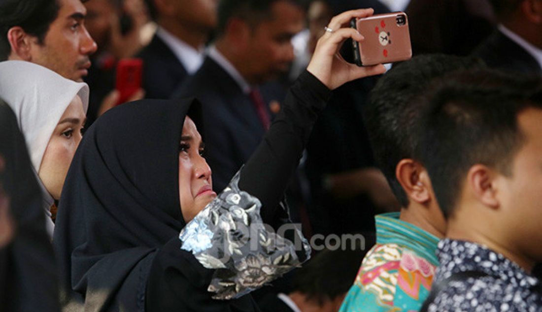 Chacha Frederica menangis saat menghadiri pemakaman almarhum Presiden ke-3 Republik Indonesia BJ Habibie di TMP Kalibata, Jakarta, Kamis (12/9). - JPNN.com
