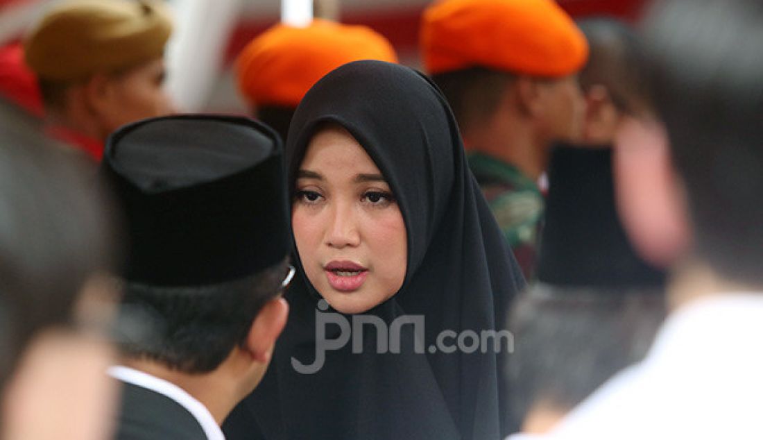 Chacha Frederica menangis saat menghadiri pemakaman almarhum Presiden ke-3 Republik Indonesia BJ Habibie di TMP Kalibata, Jakarta, Kamis (12/9). - JPNN.com