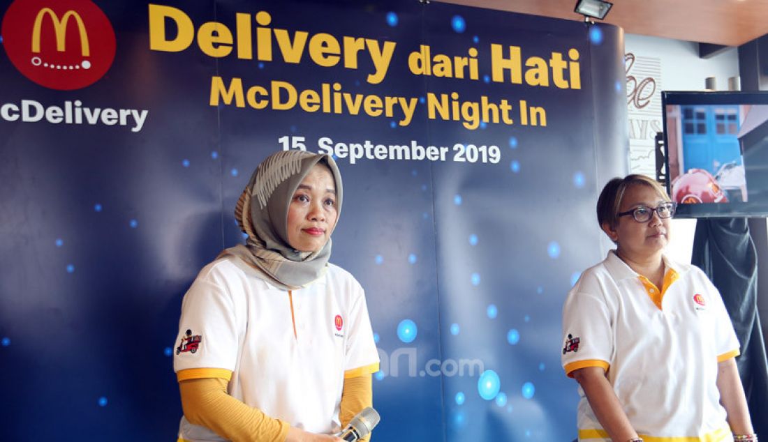 Associte Director of Brand Extension McDonald's Indonesia Yunita Hidayanti (kiri) dan Associte Director of Communications McDonald's Indonesia Sutji Lantyka saat mengkampanyekan program McDelivery Night In, Jakarta, Minggu (15/9). Program ini memberikan banyak hadiah dan promosi yang berlaku tanggal (19/9) pukul 17.00 sampai (20/9) pukul 04.59 sebagai apresiasi kepada konsumen setia. - JPNN.com