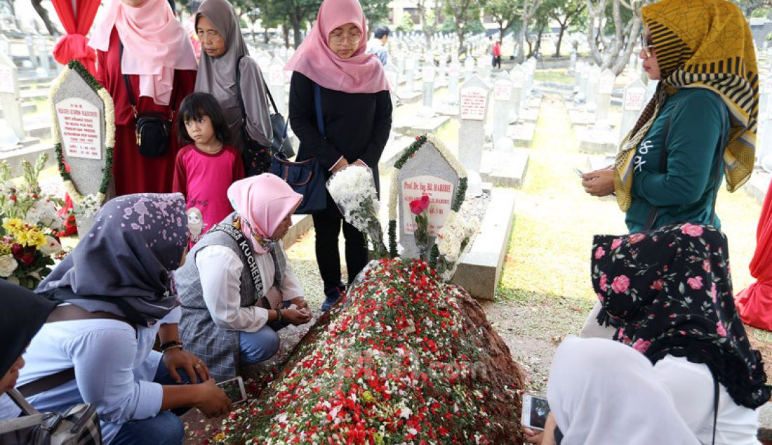 Warga berziarah ke makam Almarhum Presiden Ke-3 BJ Habibie di TMP Kalibata, Jakarta, Minggu (15/9). Setelah 4 hari dimakamkan, warga masih banyak yang datang untuk berziarah. - JPNN.com