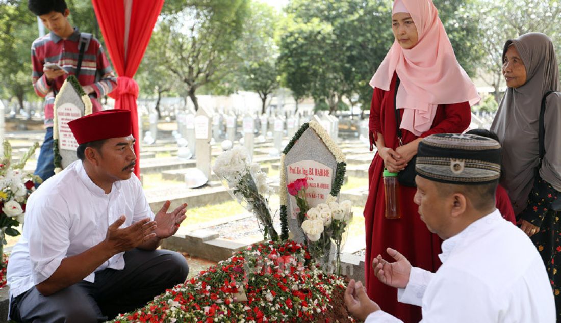 Warga berziarah ke makam Almarhum Presiden Ke-3 BJ Habibie di TMP Kalibata, Jakarta, Minggu (15/9). Setelah 4 hari dimakamkan, warga masih banyak yang datang untuk berziarah. - JPNN.com
