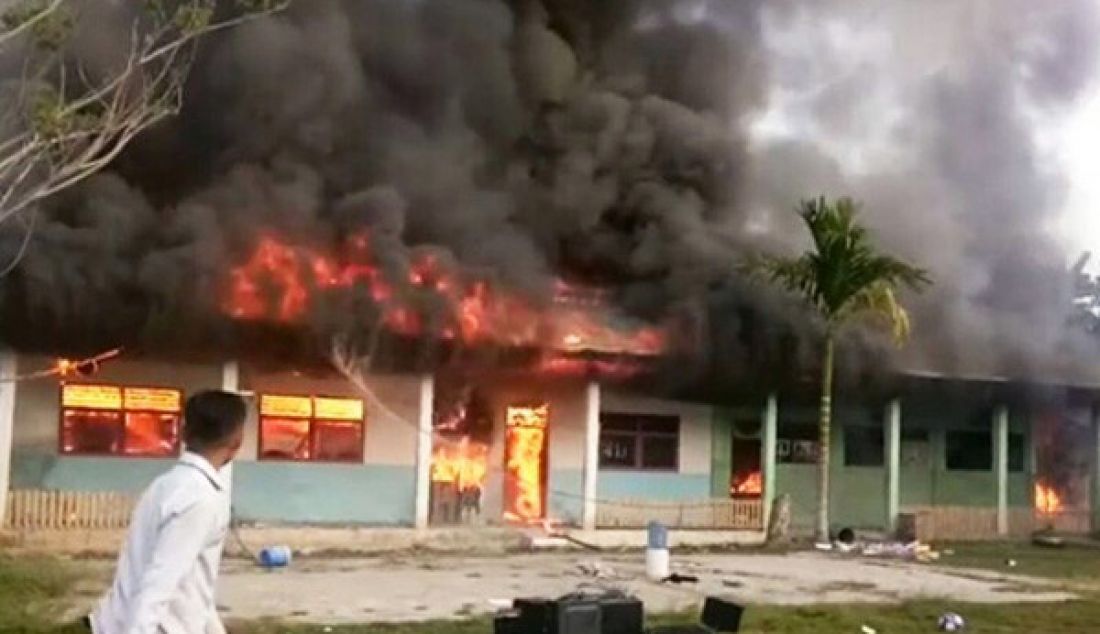 Api membakar bangunan Madrasah Aliyah Guppi yang terletak di Jalan Ir Juanda Kota Mamuju, Sulawesi Barat, Senin (16/9). Hingga berita ini diturunkan masih belum diketahui penyebabnya. - JPNN.com