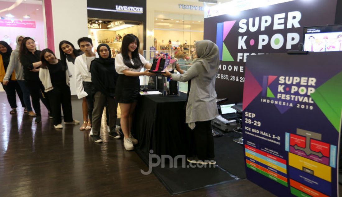 Pengunjung antre membeli tiket Super K-pop Festival 2019 (SKF 2019) di Gandaria City, Jakarta, Senin (16/9). - JPNN.com
