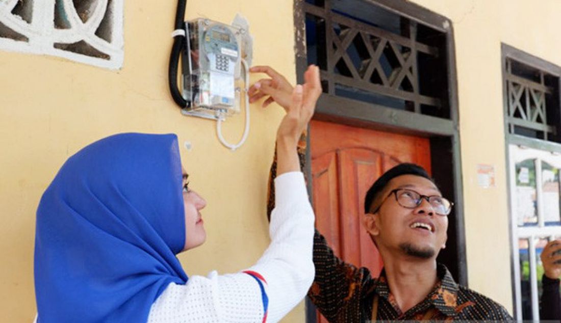 Penyalaan secara simbolis listrik masuk desa oleh PLN Sulselrabar bersama Bupati Luwu Utara, Indah Putri Indriani di Desa Tandung dan Desa Kanandede Kecamatan Rongkong Kabupaten Luwu Utara. - JPNN.com