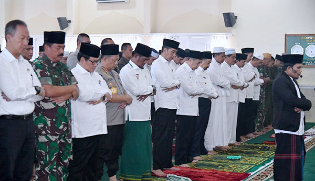 Presiden Jokowi ikut melaksanakan ibadah salat Istiska di Masjid Amrullah, Kompleks Pangkalan TNI AU Roesmin Nurjadin, Kota Pekanbaru, Selasa (17/9). - JPNN.com