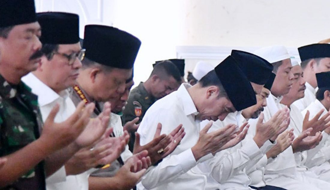 Presiden Jokowi ikut berdoa usai melaksanakan ibadah salat Istiska di Masjid Amrullah, Kompleks Pangkalan TNI AU Roesmin Nurjadin, Kota Pekanbaru, Selasa (17/9). - JPNN.com