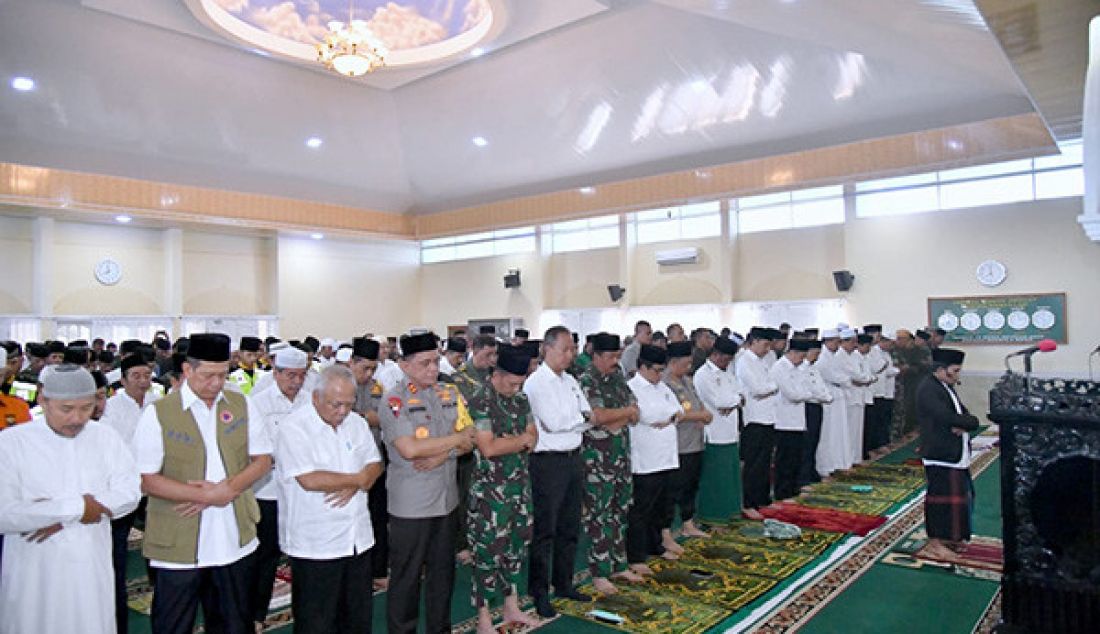 Presiden Jokowi ikut melaksanakan ibadah salat Istiska di Masjid Amrullah, Kompleks Pangkalan TNI AU Roesmin Nurjadin, Kota Pekanbaru, Selasa (17/9). - JPNN.com