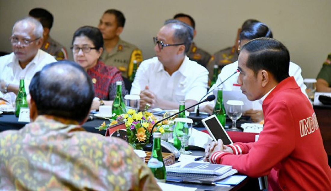 Presiden Joko Widodo saat memimpin rapat terbatas bersama dengan jajaran terkait untuk membahas langkah-langkah penanganan karhutla di Pekanbaru, Senin (16/9) malam. - JPNN.com