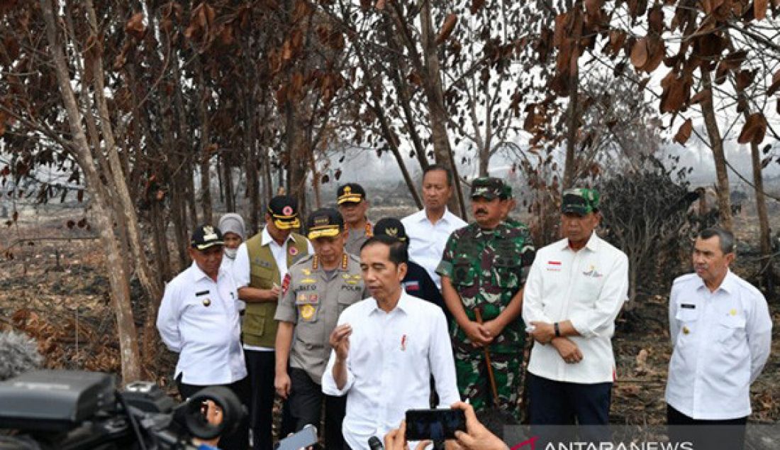 Presiden Joko Widodo memberikan keterangan disela peninjauan lokasi kebakaran hutan dan lahan (karhutla) di Desa Merbau, Kecamatan Bunut, Pelalawan, Pekanbaru, Selasa (7/9). Jokowi menegaskan pentingnya pencegahan karhutla. - JPNN.com