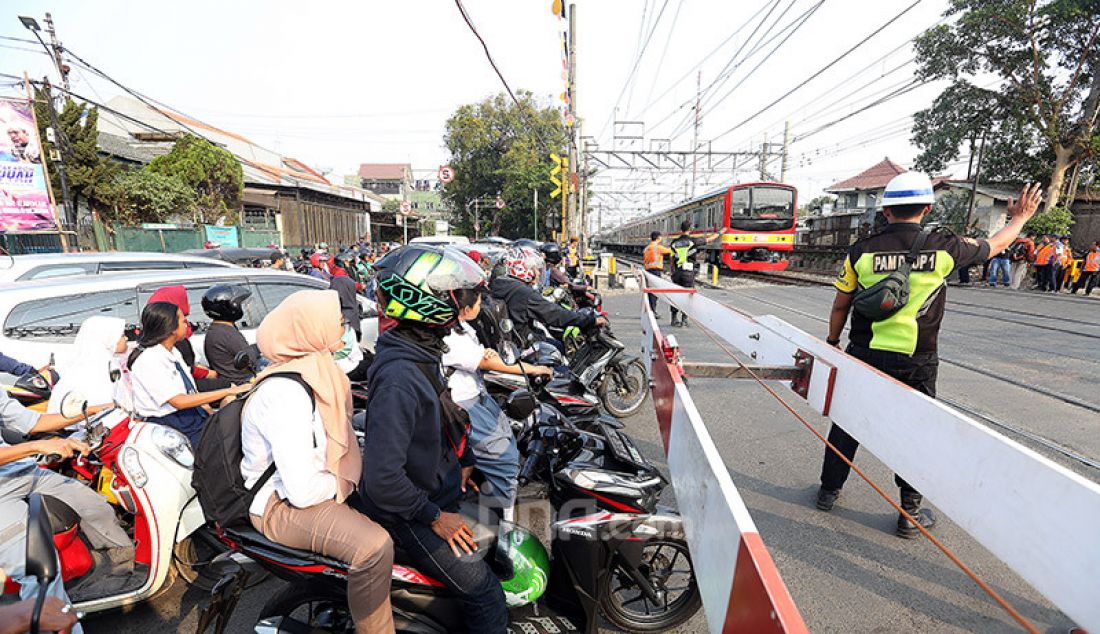 Petugas saat mengatur di pintu perlintasan sebidang Bukit Duri, Jakarta, Selasa (17/9). - JPNN.com