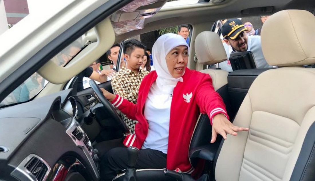 Gubernur Jawa Timur Khofifah Indar Parawansa mencoba mobil Esemka jenis Passenger Car Garuda yang dipamerkan di HUT Ke-74 Provinsi Jawa Timur di halaman Kantor Gubernur, Rabu (18/9). Khofifah turut mengantre memesan Garuda. - JPNN.com