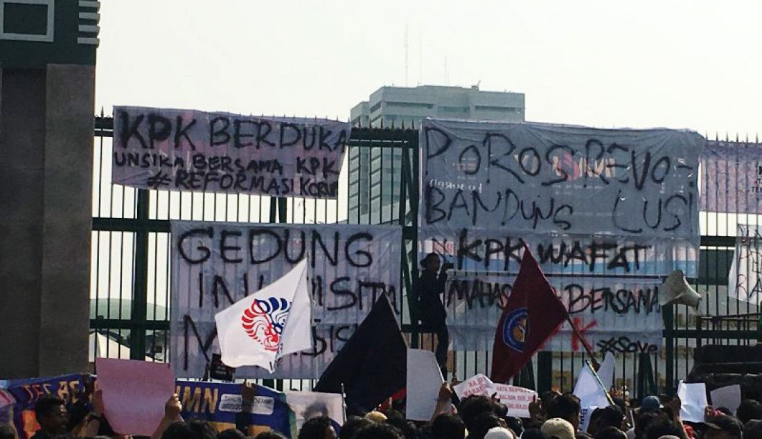 Sejumlah mahasiswa menduduki pagar gerbang gedung Parlemen Senayan, Kamis (19/9). Massa menuntut pengesahan revisi Undang-Undang KPK dibatalkan dan Rancangan Kitab Undang-Undang Hukum Pidana tidak segera disahkan. - JPNN.com