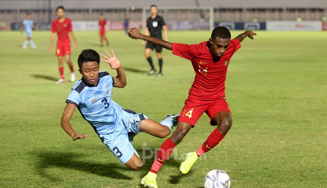 Pemain U-16 Indonesia Alexandro Felix merebut bola pada Kualifikasi Piala Asia U-16 2019 Indonesia Vs Kepulauan Mariana Utara di Stadion Madya, Jakarta, Rabu (18/9). Indonesia menang atas Kepulauan Mariana Utara 15-1. - JPNN.com