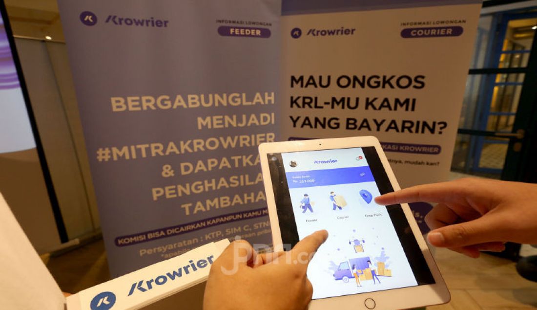 Co-Founder of Krowrier Davyn Sudirdjo dan Chief Executive Officer of Krowrier Muhammad Said Romadlon saat luncurkan aplikasi KROWRIER, Jakarta, Kamis (19/9). Layanan jasa pengiriman dengan metode crowdsourcing dan memanfaatkan penggunaan layanan transportasi publik karena kalo bisa gratis #Kenapaharusbayar. - JPNN.com