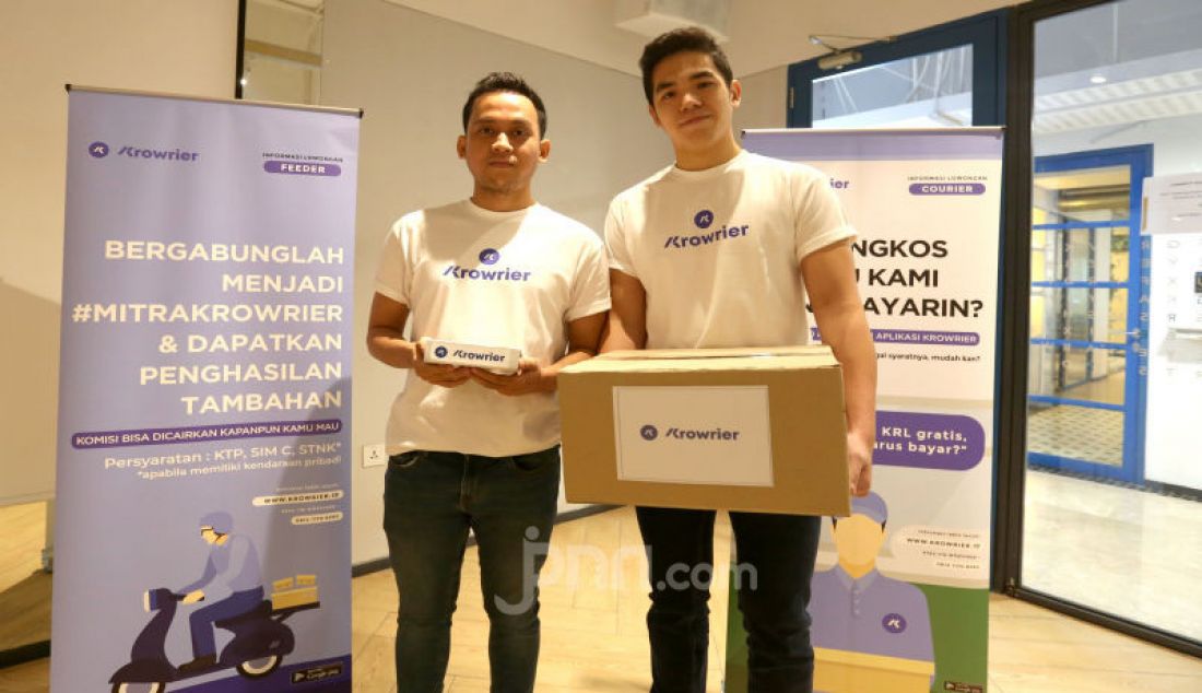 Co-Founder of Krowrier Davyn Sudirdjo dan Chief Executive Officer of Krowrier Muhammad Said Romadlon saat luncurkan aplikasi KROWRIER, Jakarta, Kamis (19/9). Layanan jasa pengiriman dengan metode crowdsourcing dan memanfaatkan penggunaan layanan transportasi publik karena kalo bisa gratis #Kenapaharusbayar. - JPNN.com