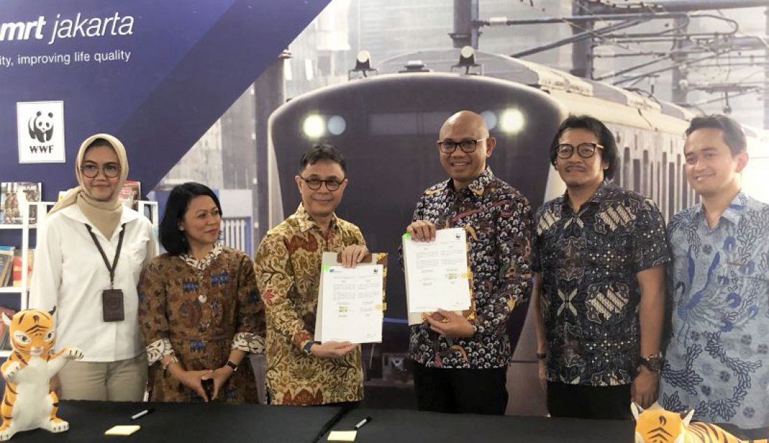 Direktur Utama PT MRT Jakarta William Sabandar dan CEO WWF Indonesia Rizal Malik menandatangani MoU terkait edukasi pelestarian lingkungan, di Stasiun MRT Lebak Bulus Grab, Jakarta, Jumat (20/9). - JPNN.com