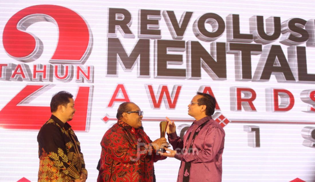 Direktur Umum & SDM BPJS Ketenagakerjaan Naufal Mahfudz menerima penghargaan dengan memenangkan Gold Winner Kategori Penghargaan Lembaga Pelayanan Publik Aplikasi Revolusi Mental, Jakarta, Kamis (19/9). Direktur Utama BPJS Ketenagakerjaan Agus Susanto juga dianugrahi penghargaan The Best CEO Revolusi Mental Lembaga Pelayanan Publik. - JPNN.com