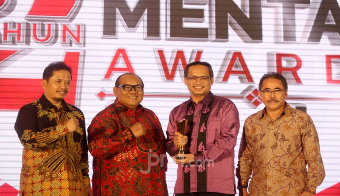 Direktur Umum & SDM BPJS Ketenagakerjaan Naufal Mahfudz menerima penghargaan dengan memenangkan Gold Winner Kategori Penghargaan Lembaga Pelayanan Publik Aplikasi Revolusi Mental, Jakarta, Kamis (19/9). Direktur Utama BPJS Ketenagakerjaan Agus Susanto juga dianugrahi penghargaan The Best CEO Revolusi Mental Lembaga Pelayanan Publik. - JPNN.com