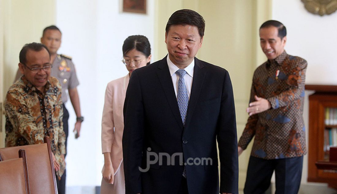 Presiden Joko Widodo mengadakan pertemuan dengan Delegasi Penasihat Luar Negeri Presiden China Song Tao di Istana Kepresidenan Bogor, Jawa Barat, Jumat (20/9). - JPNN.com