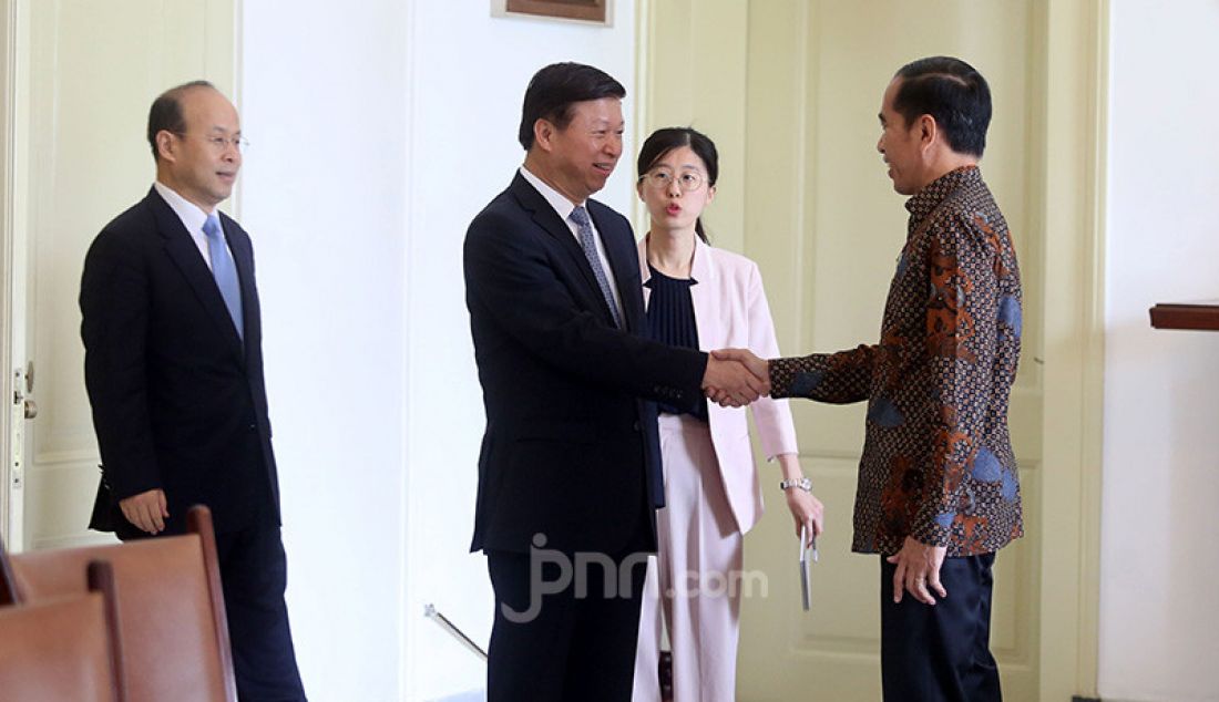 Presiden Joko Widodo mengadakan pertemuan dengan Delegasi Penasihat Luar Negeri Presiden China Song Tao di Istana Kepresidenan Bogor, Jawa Barat, Jumat (20/9). - JPNN.com