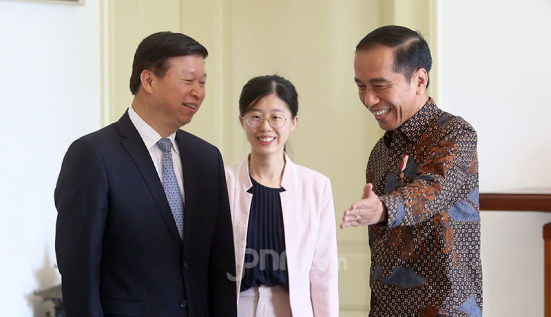 Presiden Joko Widodo mengadakan pertemuan dengan Delegasi Penasihat Luar Negeri Presiden China Song Tao di Istana Kepresidenan Bogor, Jawa Barat, Jumat (20/9). - JPNN.com