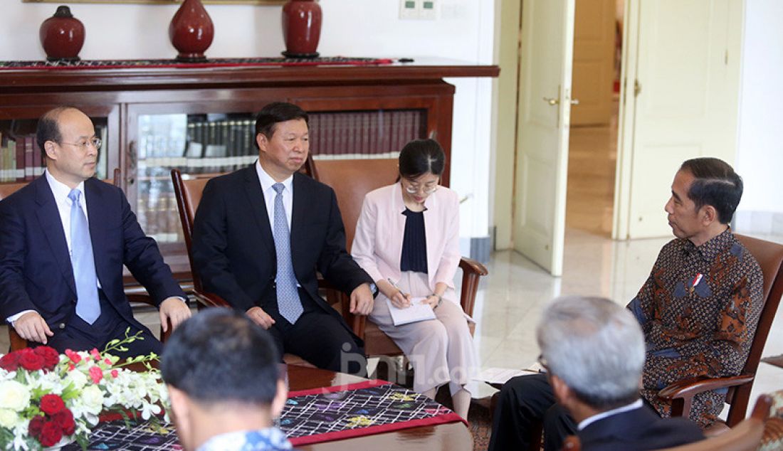 Presiden Joko Widodo mengadakan pertemuan dengan Delegasi Penasihat Luar Negeri Presiden China Song Tao di Istana Kepresidenan Bogor, Jawa Barat, Jumat (20/9). - JPNN.com