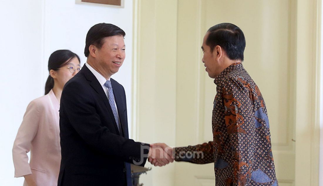 Presiden Joko Widodo mengadakan pertemuan dengan Delegasi Penasihat Luar Negeri Presiden China Song Tao di Istana Kepresidenan Bogor, Jawa Barat, Jumat (20/9). - JPNN.com